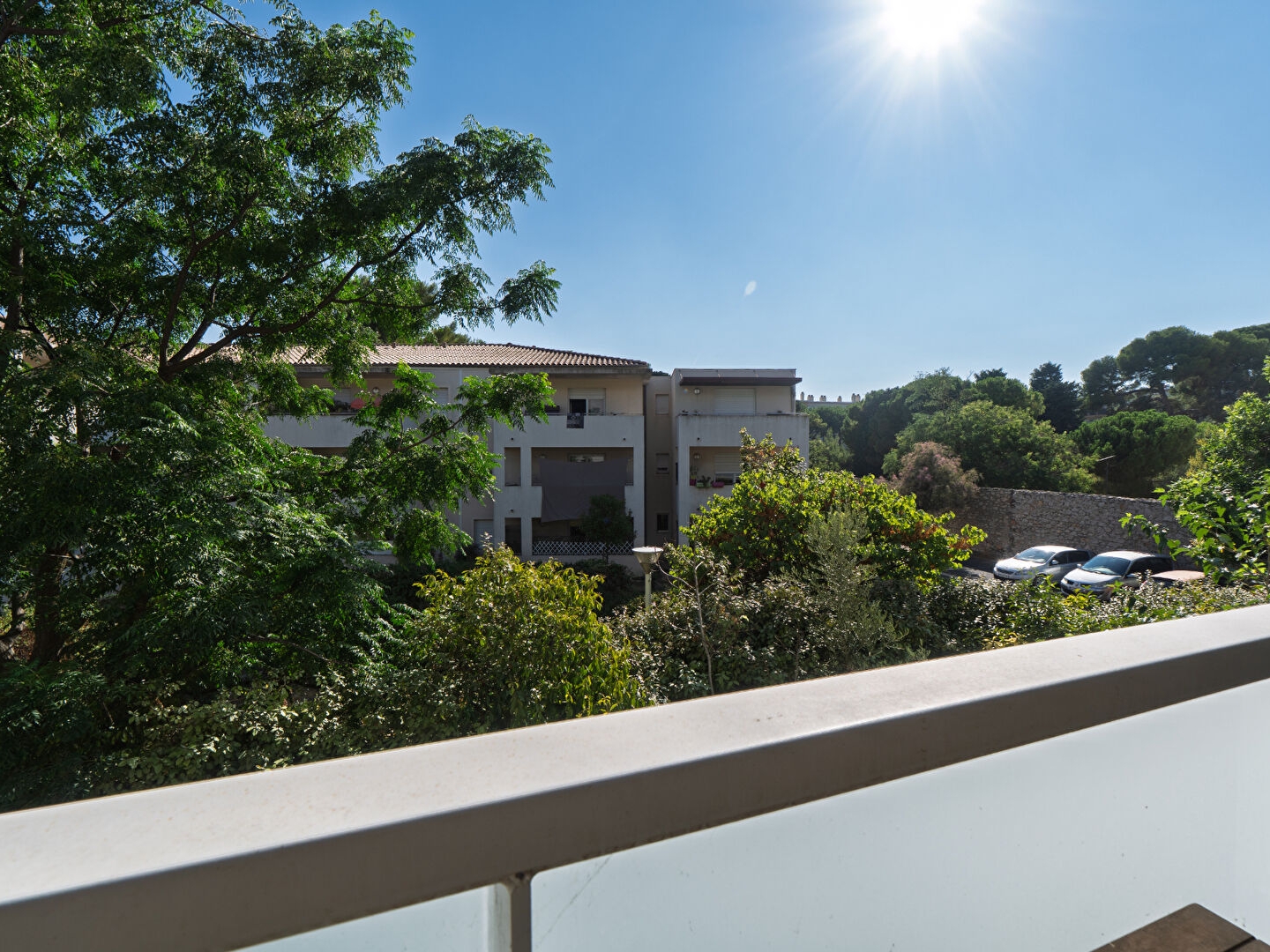 APPARTEMENT T2 À VENDRE À SÈTE, RÉSIDENCE RÉCENTE, TERRASSE, ASCENSEUR ET DEUX PARKINGS EN SOUS-SOL.