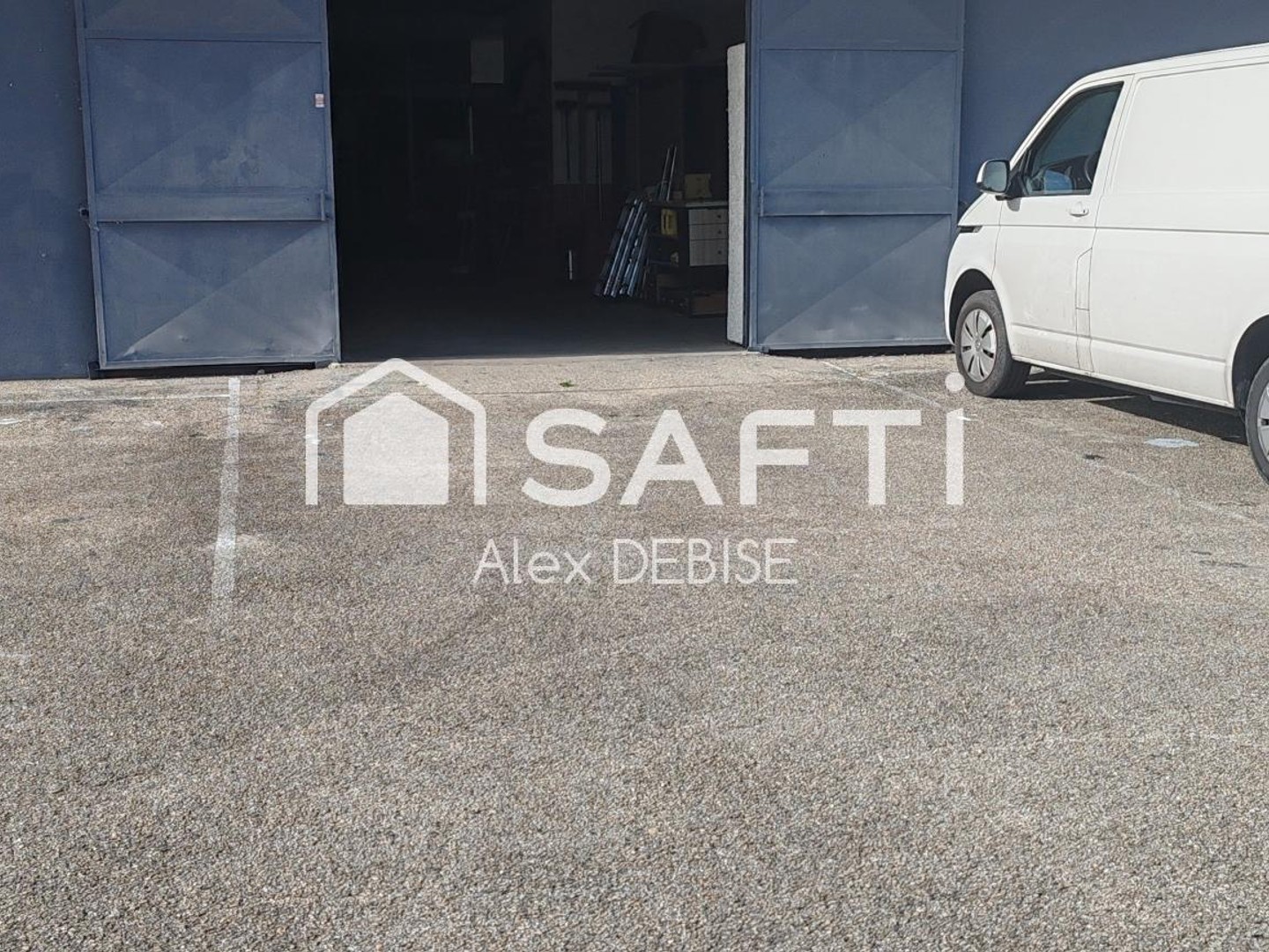 Local à usage d'entrepôt avec bureaux