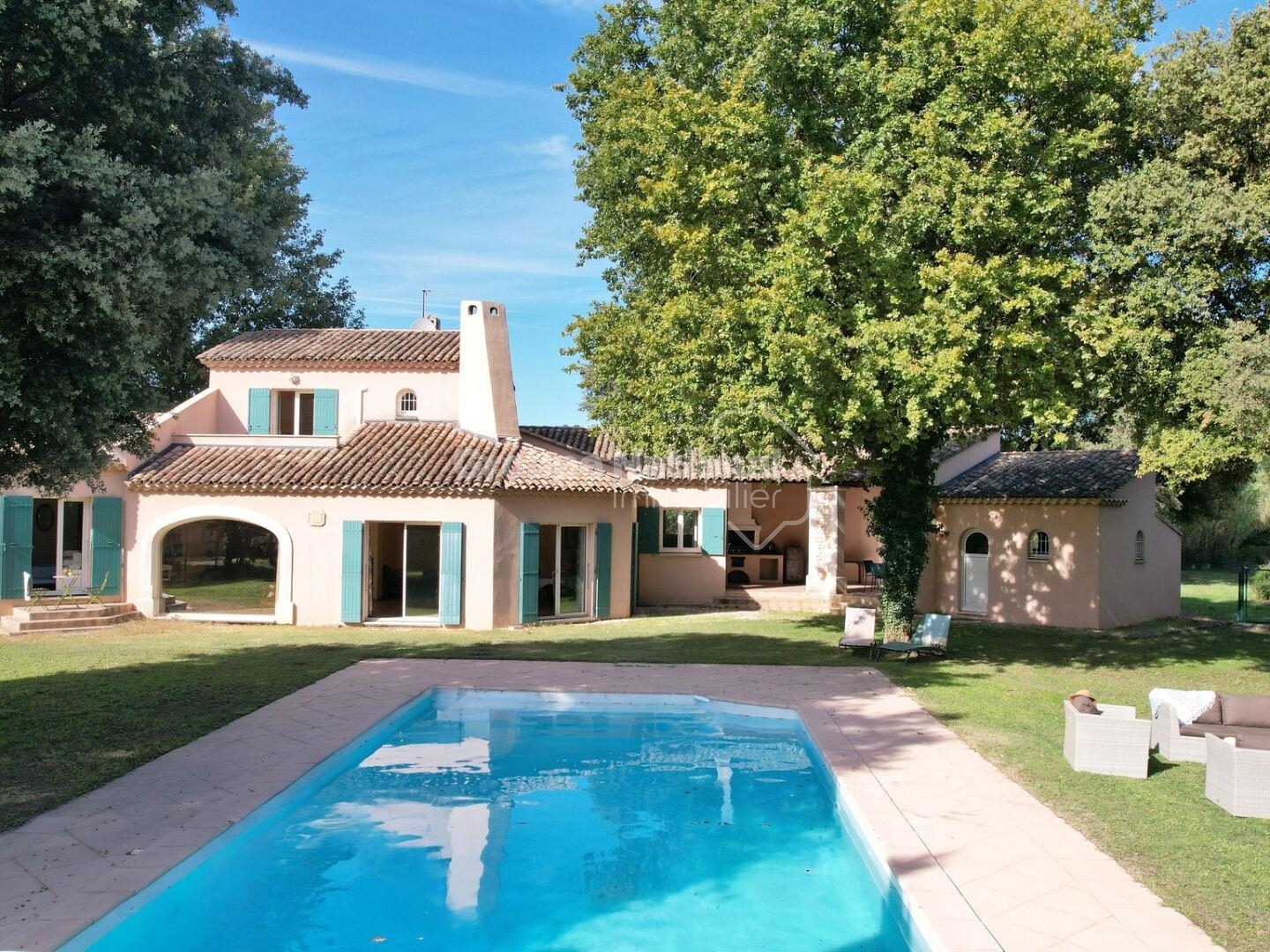 Maison Piolenc 190 m² sur terrain de 4528 m² arboré avec piscine