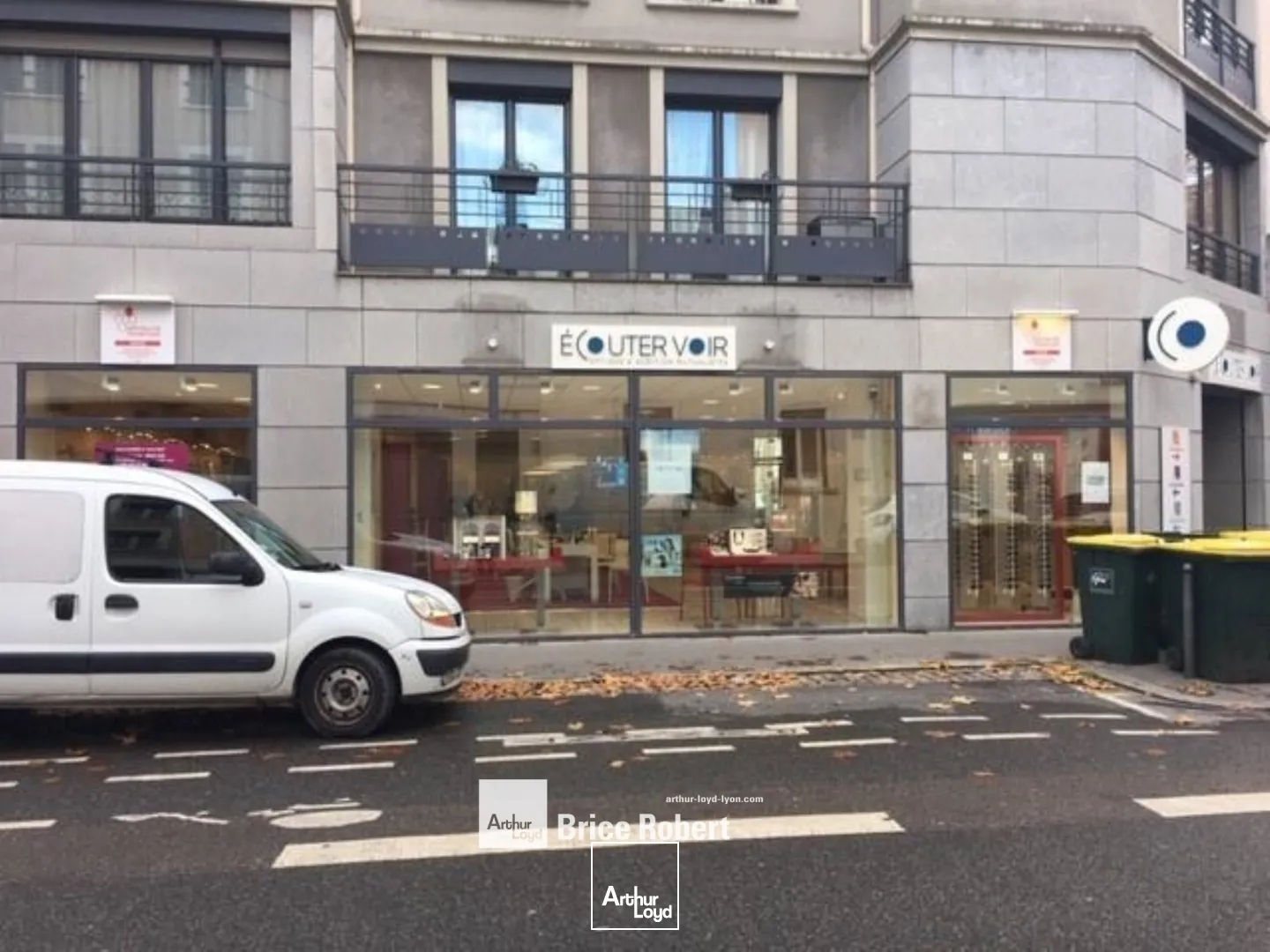 Locaux commerciaux à vendre à Meyzieu avec vitrines en angle et lumineux
