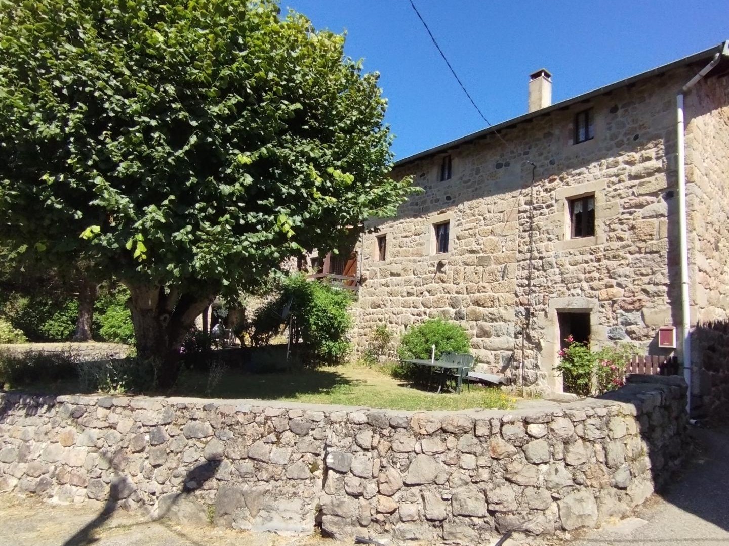 Maison de hameau 99m², grand moulinage, terrains 3000m²