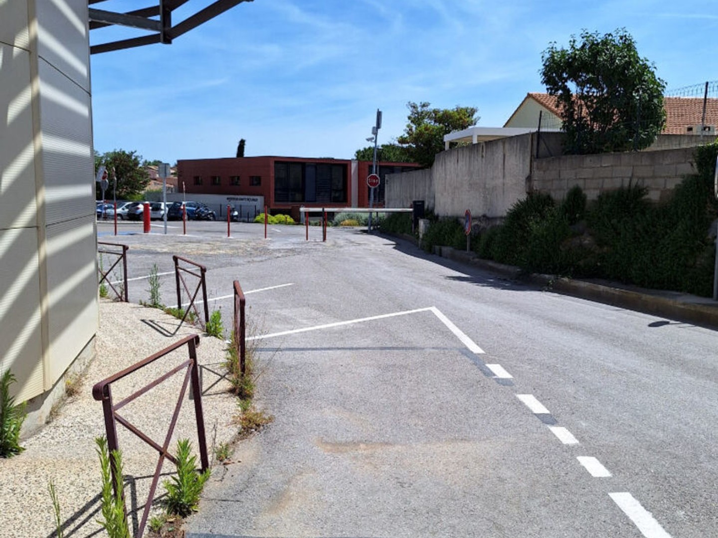 ( POUSSAN 34560 ) PARKING EXTÉRIEUR SÉCURISÉ