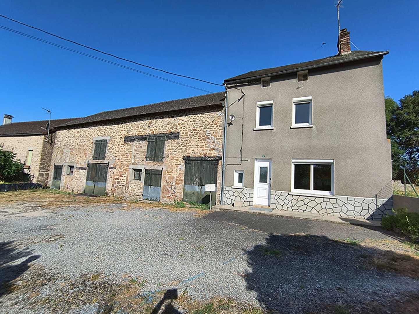 HAUTE-VIENNE Maison de campagne rénovée avec 3 chambres et plusieurs dépendances
