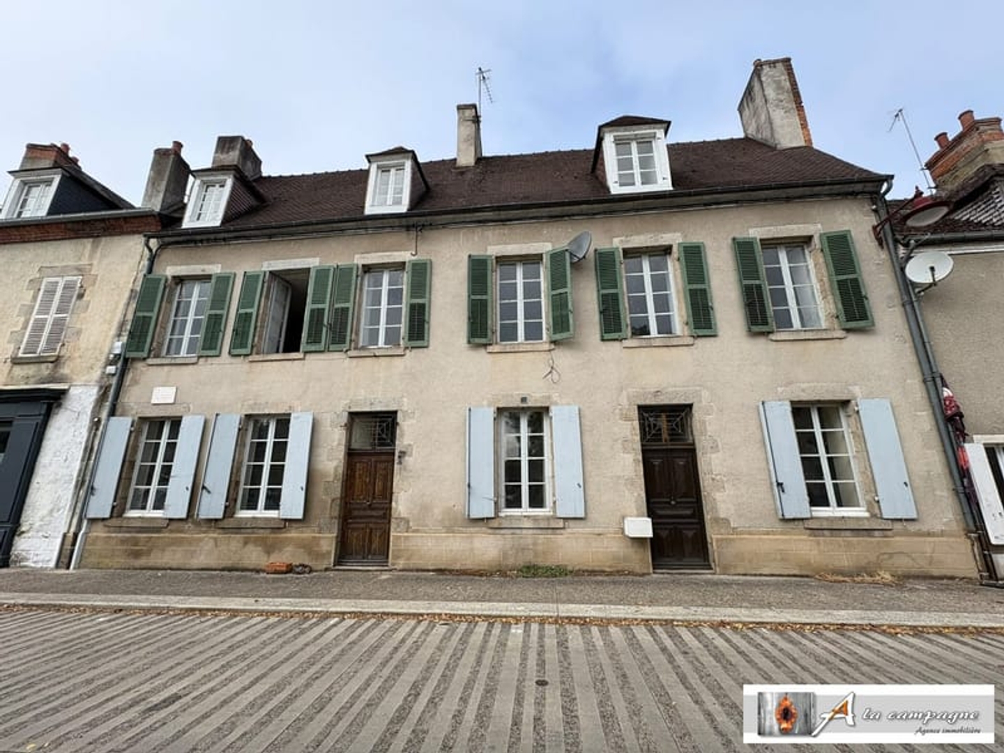 Grande bâtisse avec beaucoup de potentiel et un jardin non atte
