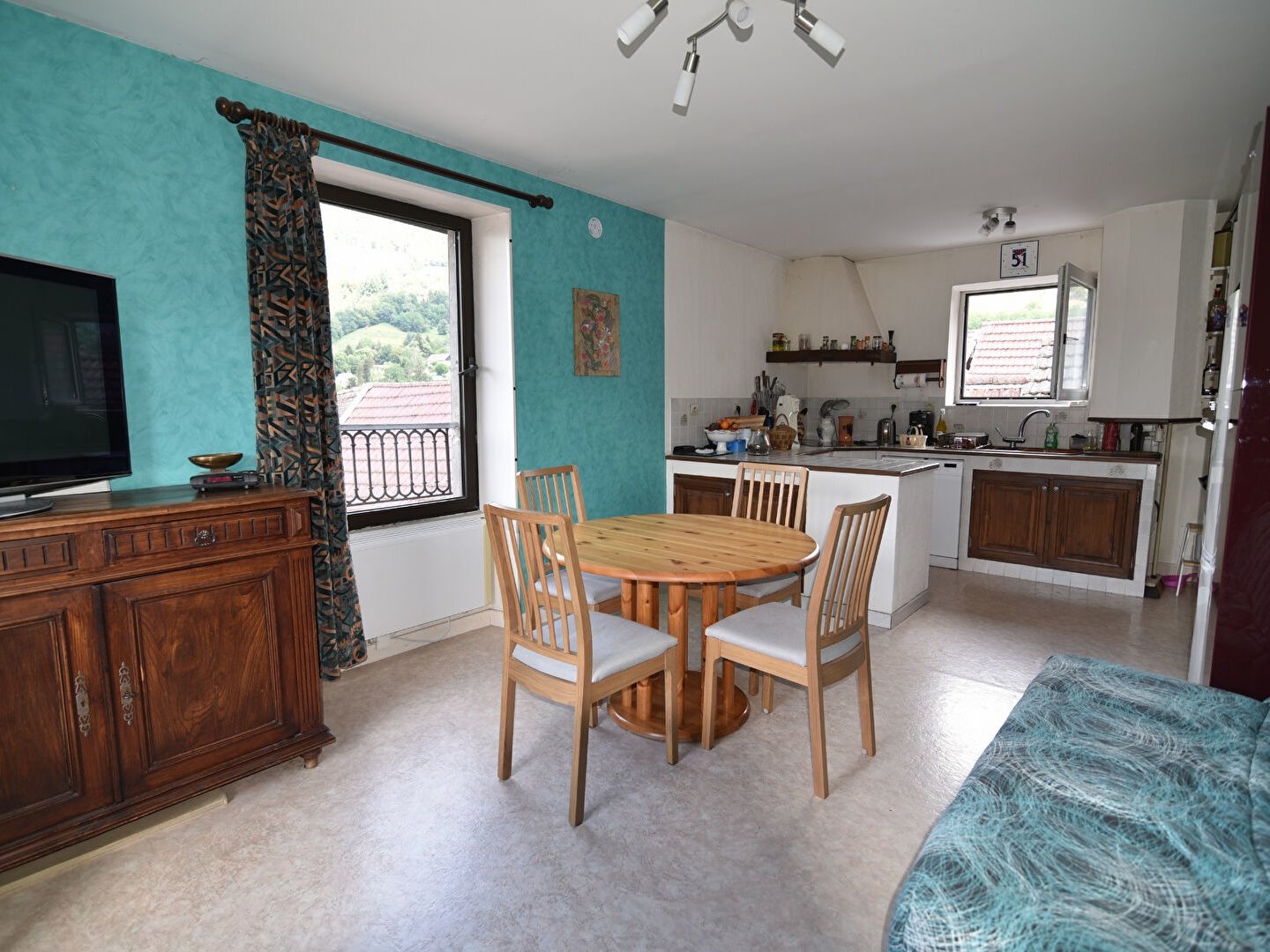 THEYS centre appartement type T3 entièrement meublé