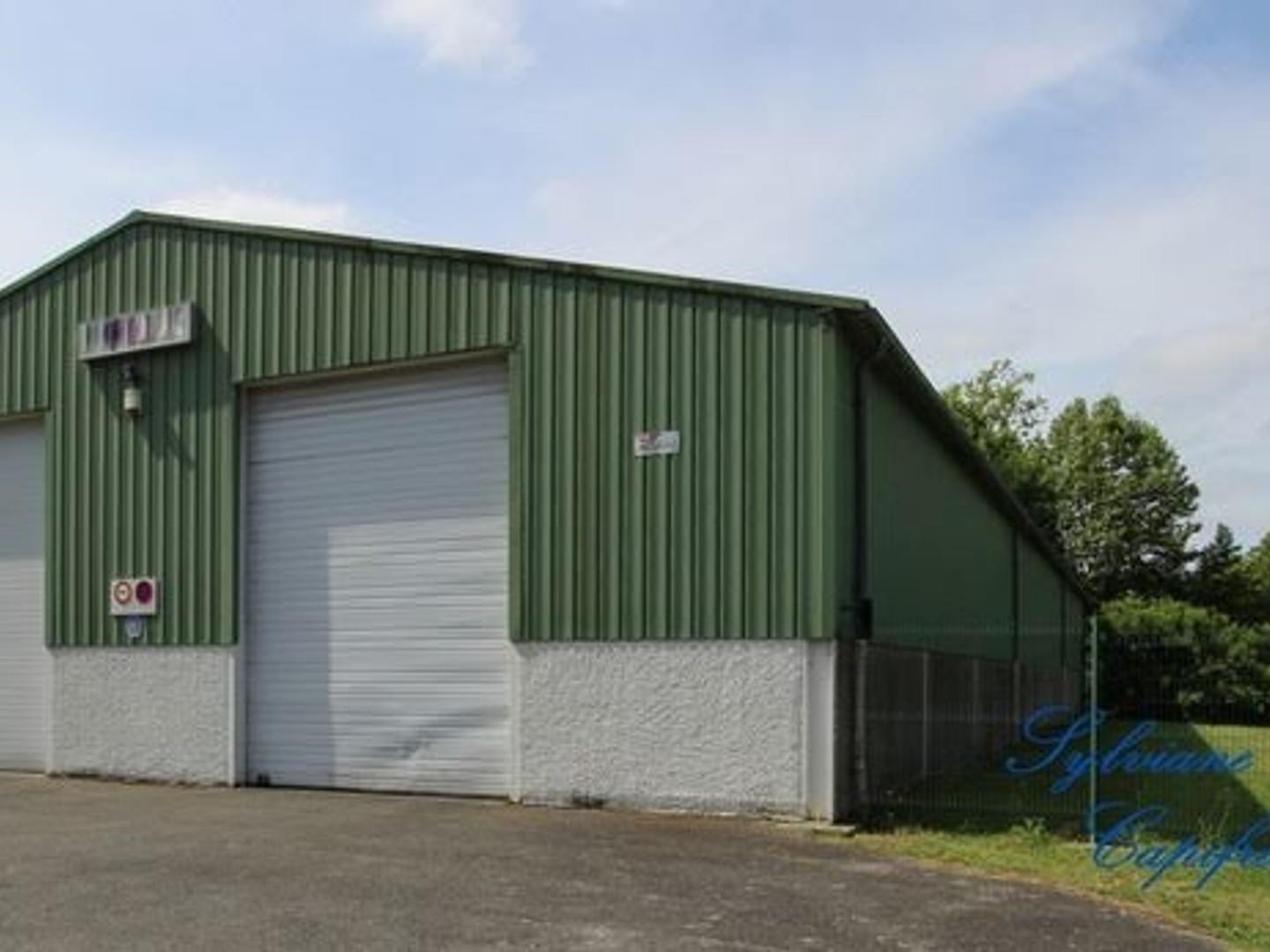 Local 8 pièces 928 m²