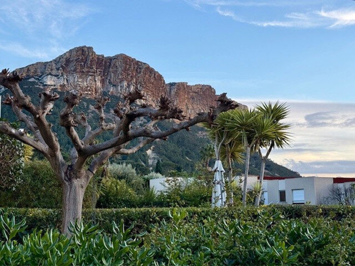 13260 Cassis , Joli T2 plus véranda et jardin vue mer et Cap