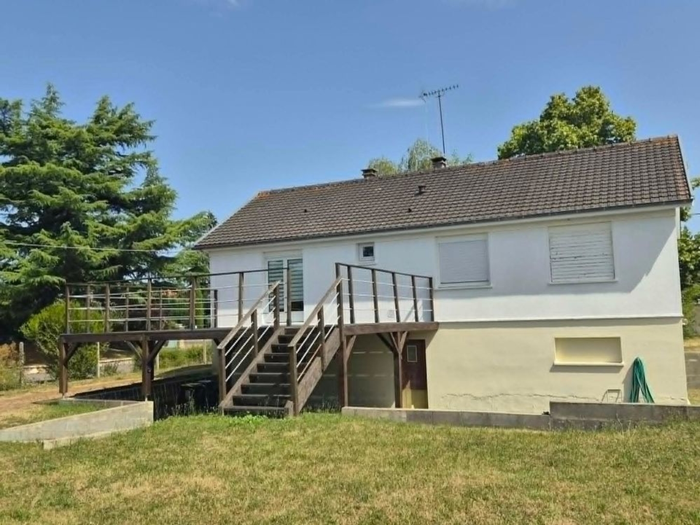 Plusieurs options pour cette demeure, la possibilité d'un appartement ou local indépendant de 35m2 + 160m2 de hangar pour mécani
