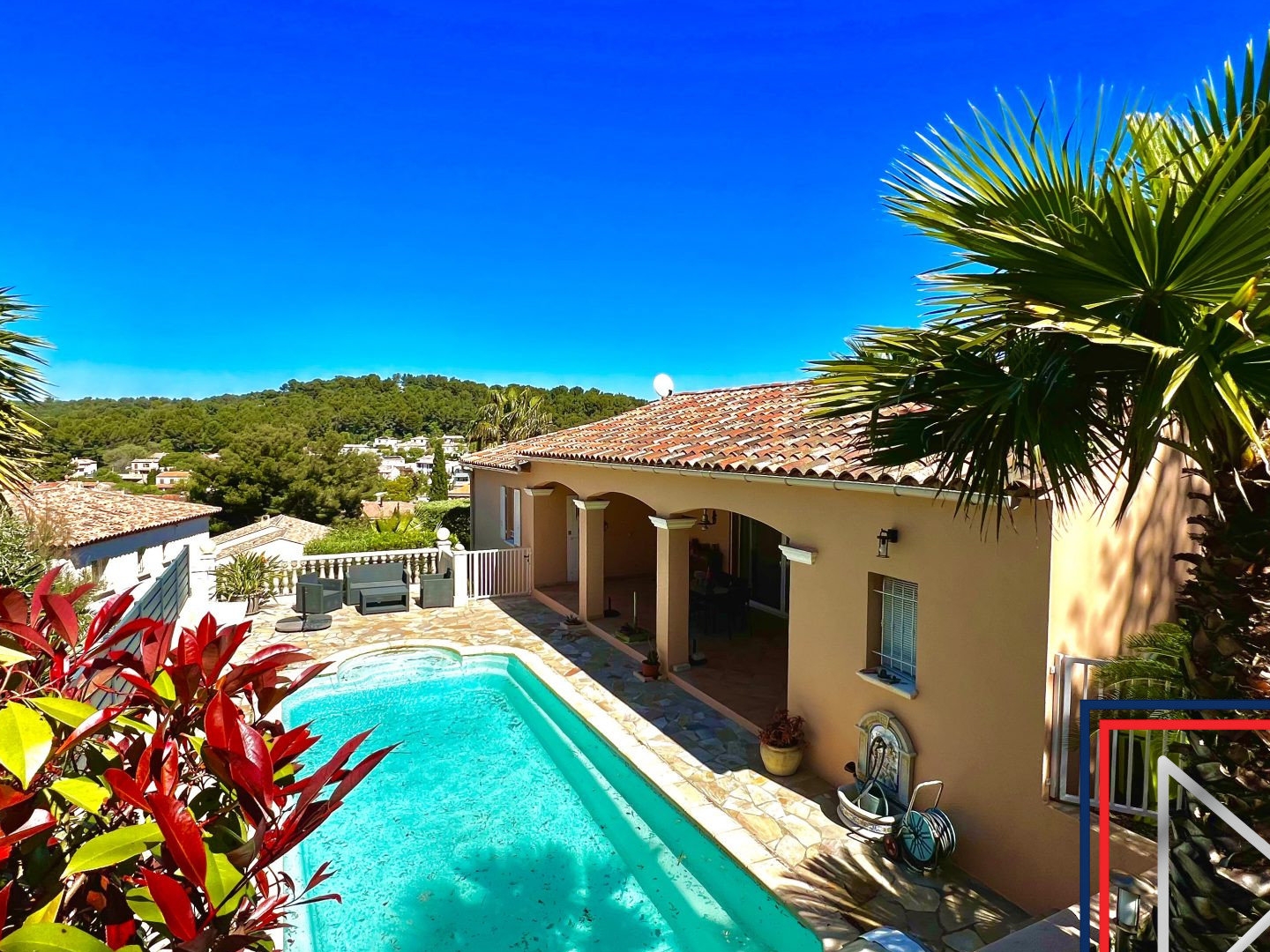 SIX-FOURS, VILLA T4 + T2 TRES RECENTE DE PLAIN PIED AVEC PISCINE