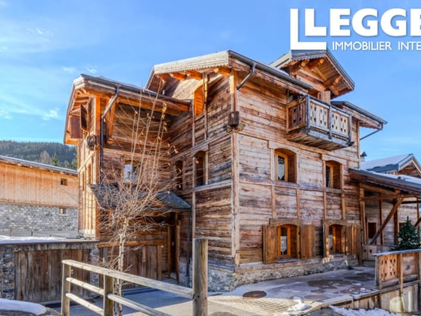 Magnifique chalet, aménagé en 3 spacieux appartements, idéal pour un usage personnel ou locatif a Courchevel