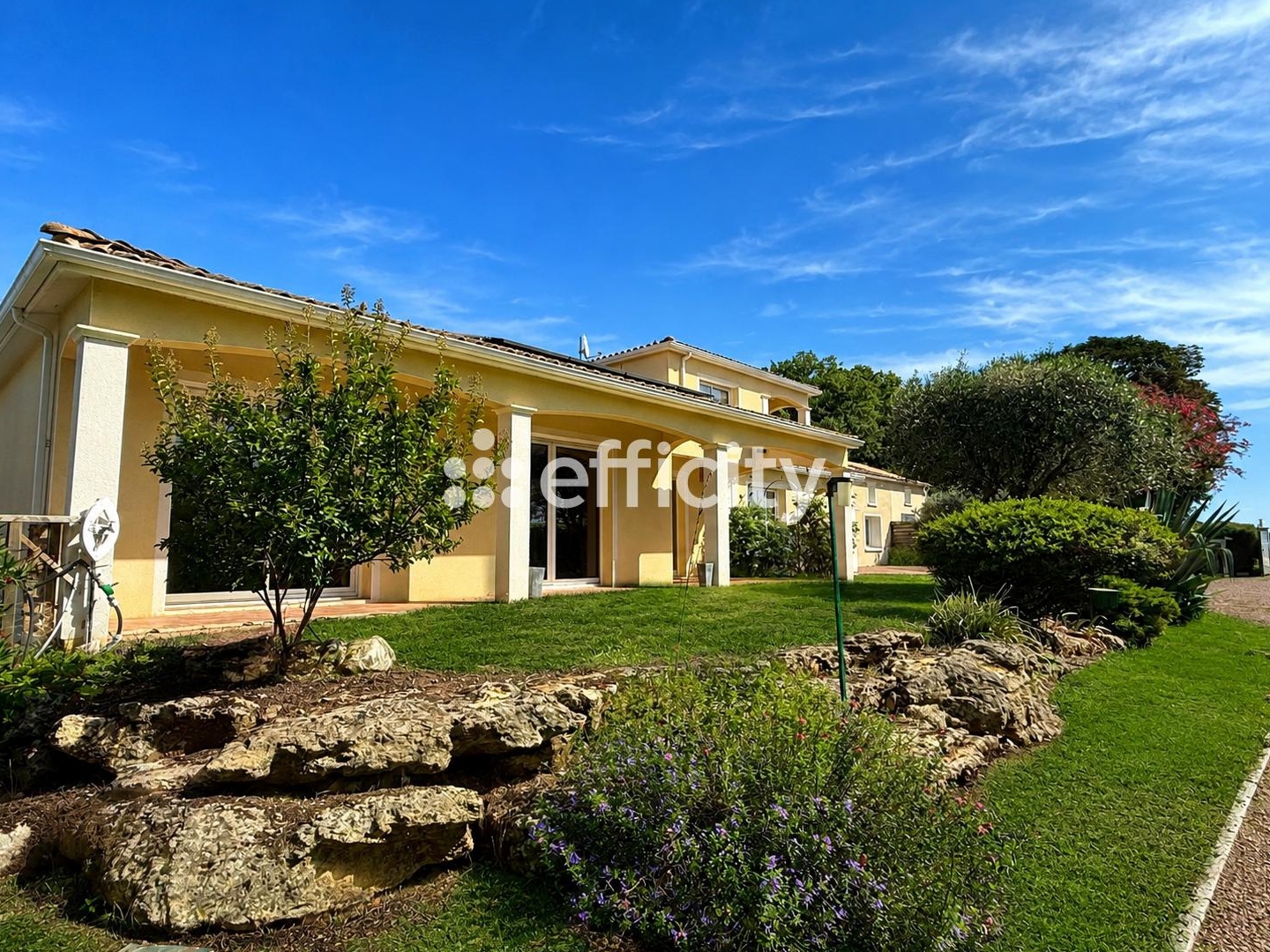 Maison à vendre - 5 pièces - 273m2 - Cravans (17260)