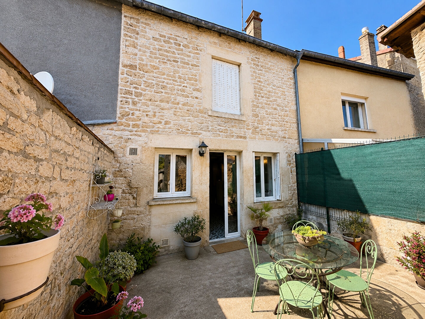 Biesles, maison de plus de 97m2 avec jardin, dépendances et potentiel d'évolution.