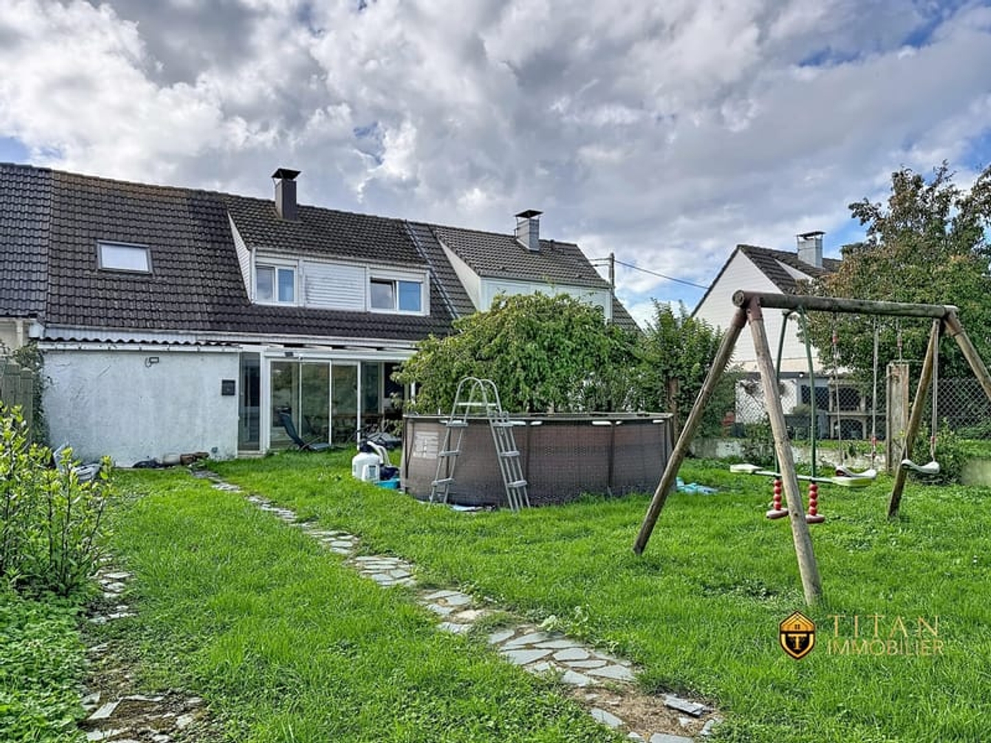 Maison de 134 m², 4 chambres, un jardin et un grand garage à C