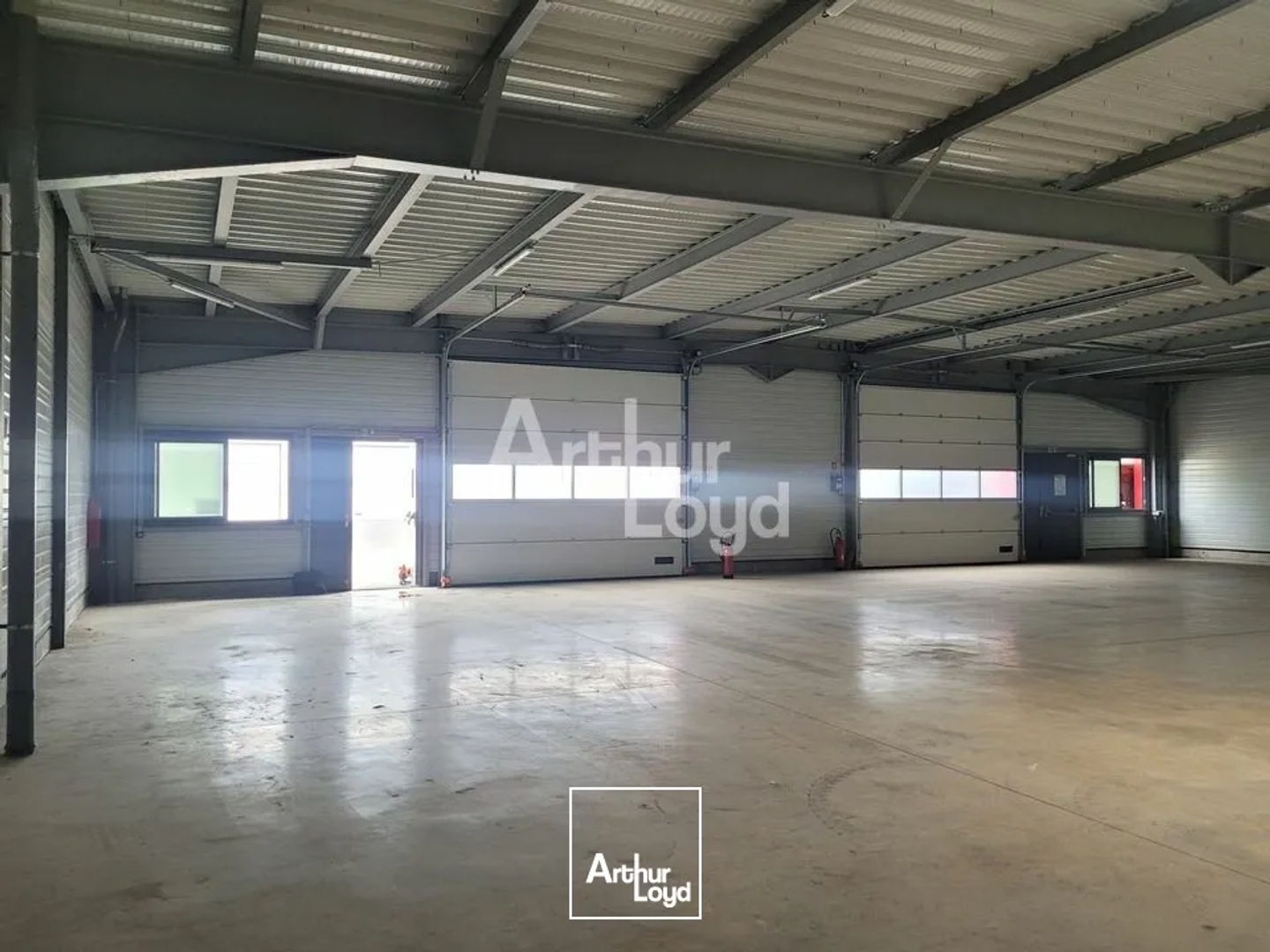 A VENDRE - Local d'activité de 566 m² + 118m2 de bureaux - Secteur Alpespace