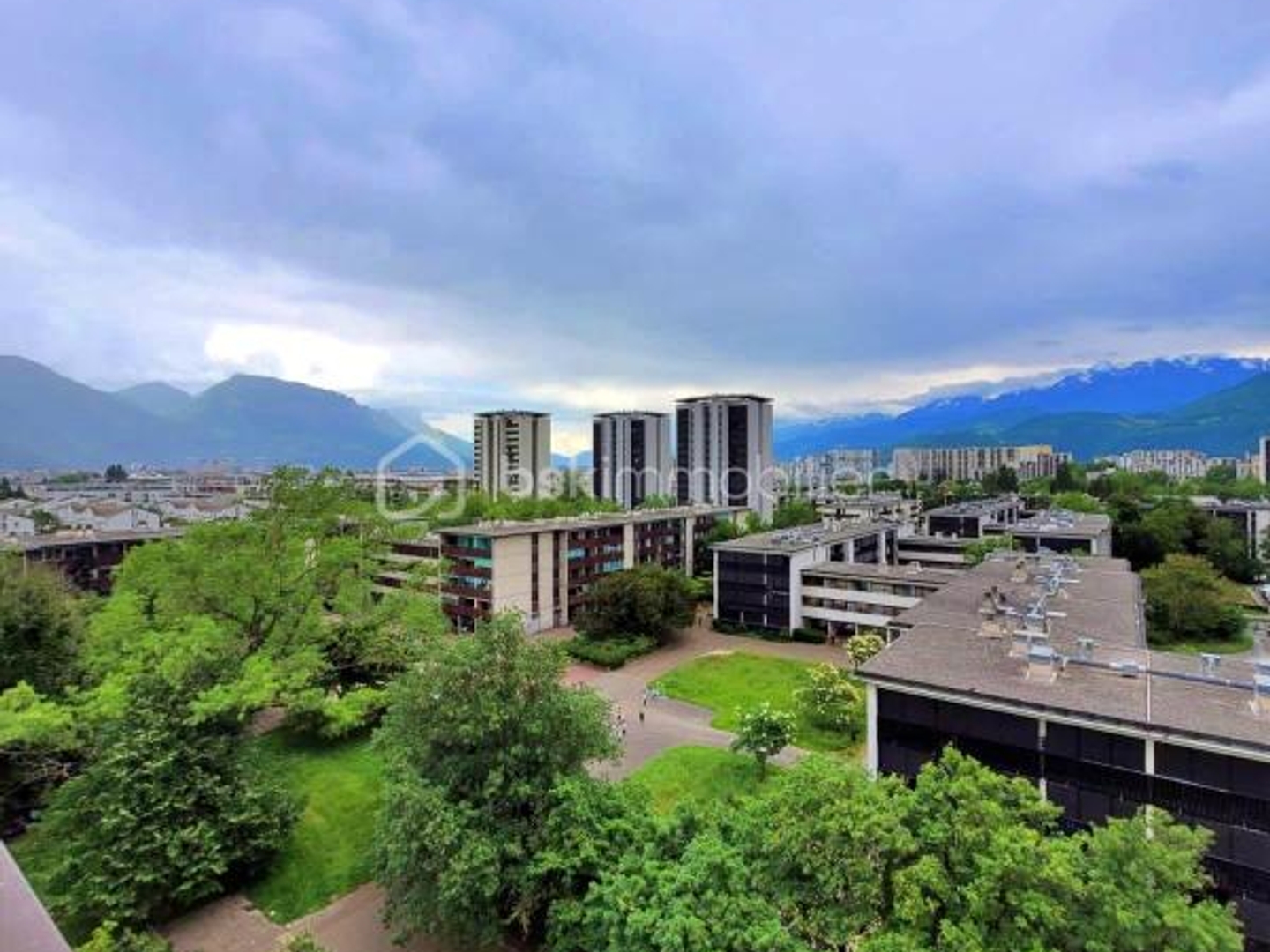 Grand T5 sur la commune de Grenoble avec balcon