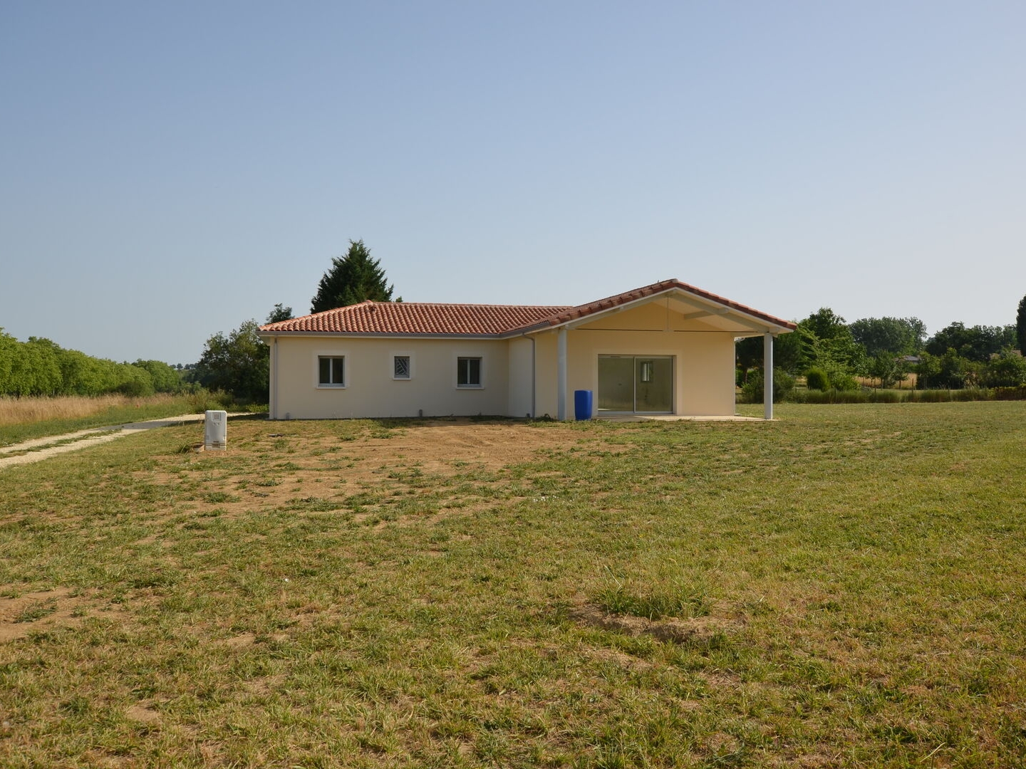 A vendre, Gers, secteur de Condom : Maison de plain-pied neuve, très économe, 4 chambres, garage et jardin de 2 851m². Proche de