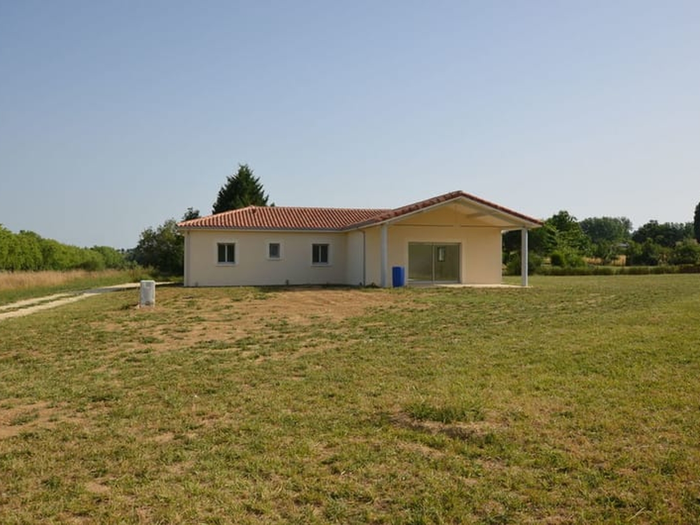 A vendre, Gers, secteur de Condom : Maison de plain-pied neuve, très économe, 4 chambres, garage et jardin de 2 851m². Proche de