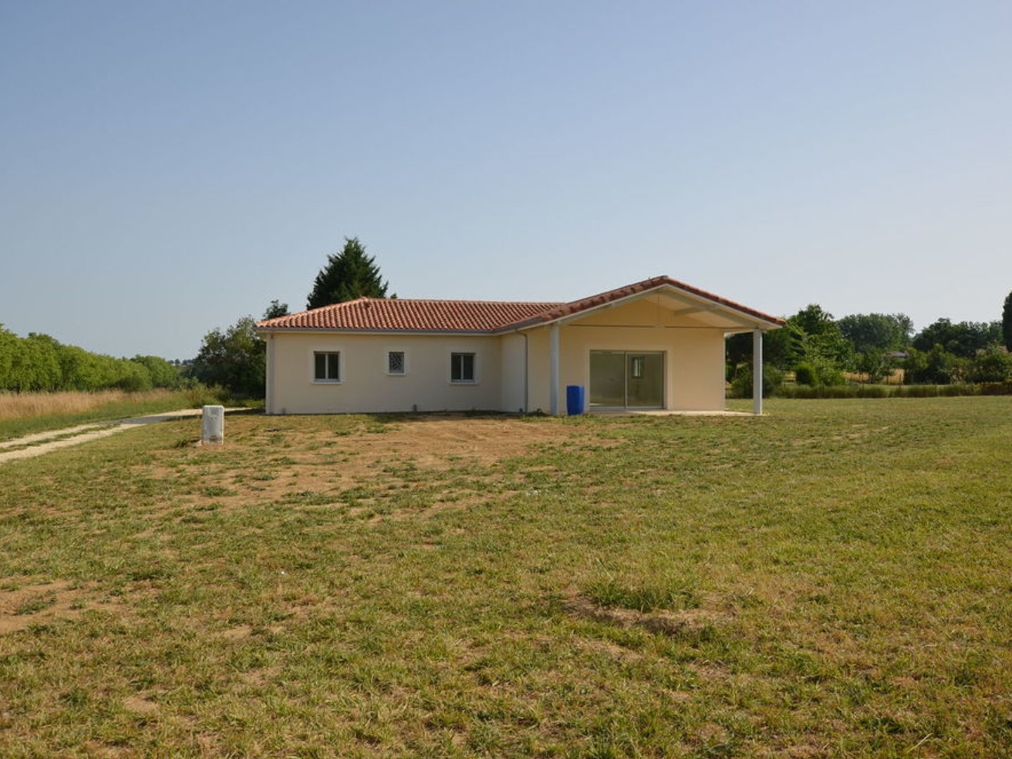 A vendre, Gers, secteur de Condom : Maison de plain-pied neuve, très économe, 4 chambres, garage et jardin de 2 851m². Proche de