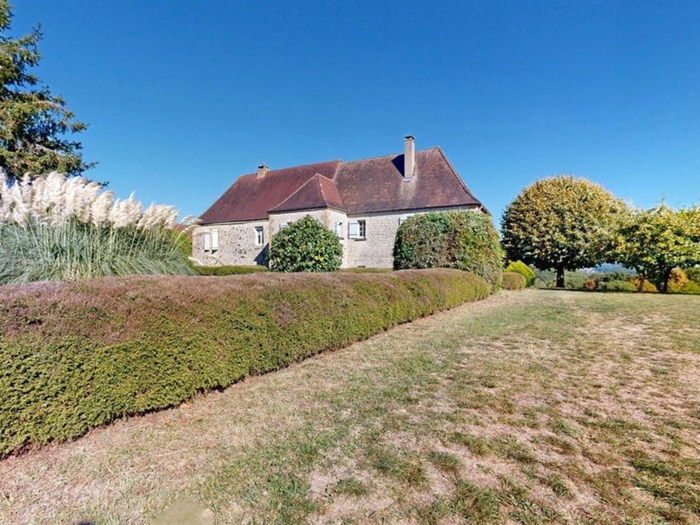 Maison en pierre avec dépendancesj