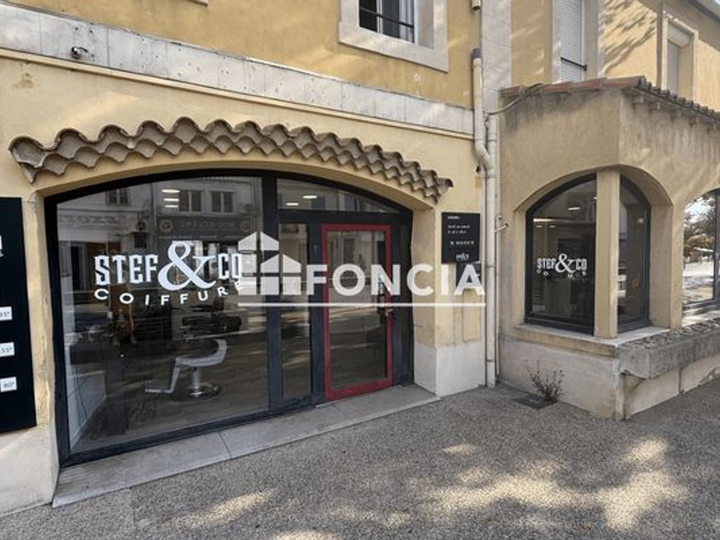 Local 1 pièce 126 m²