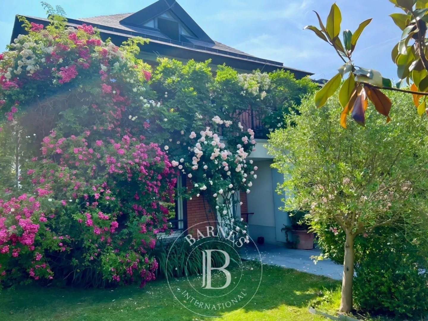 Vaucresson, Plateau de Cazes, maison familiale en parfait état, 6 chambres, piscine chauffée et jardin paysagé