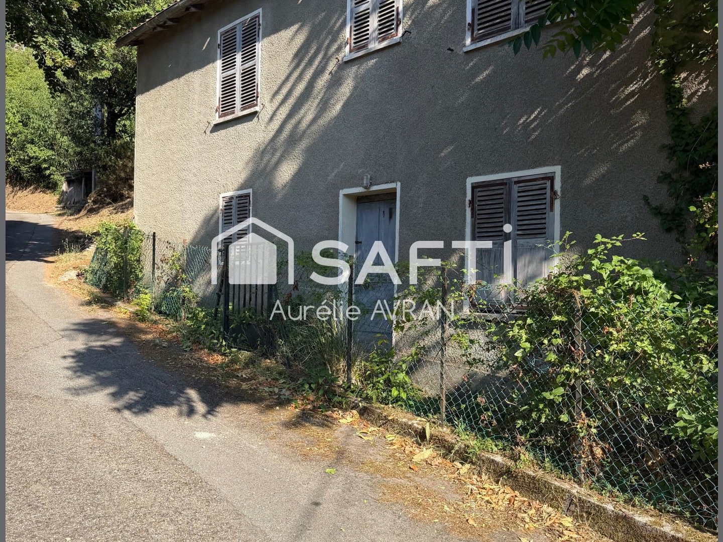 Maison de 70 m2 sur 2 étages à rénover. Dans le village de Tavera.