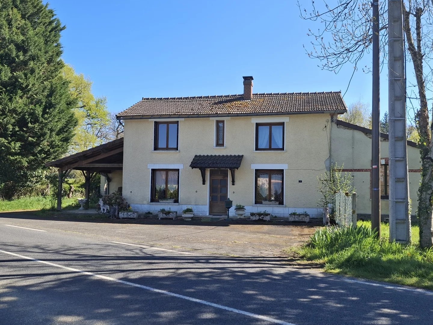 Grande maison familiale à rénover, grange, dépendances et plus de 2 hectares de terrain