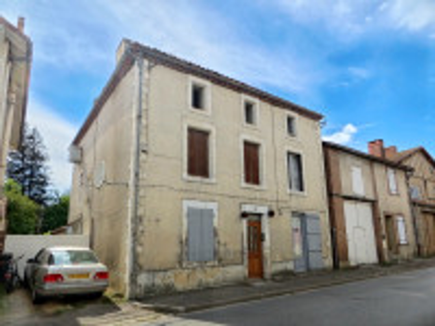 Maison de ville de 3 ou 4 chambres avec potentiel de gîte, à proximité des commodités.