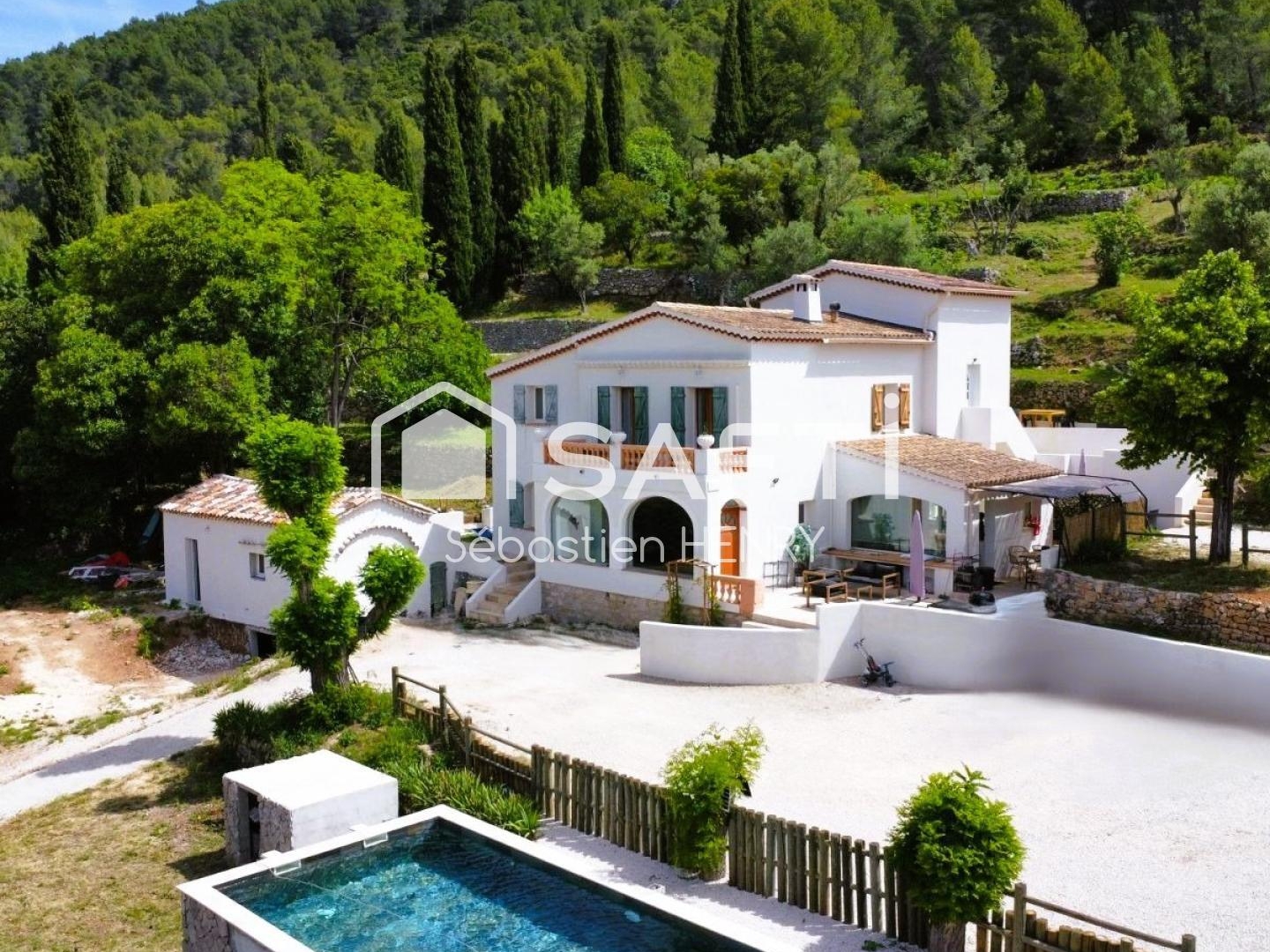 Grande maison et trois appartements sur un terrain de 24000m²