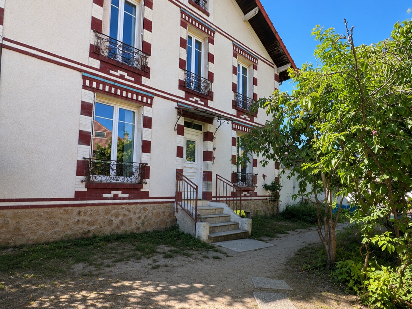 Maison de charme avec jardin, proche du RER