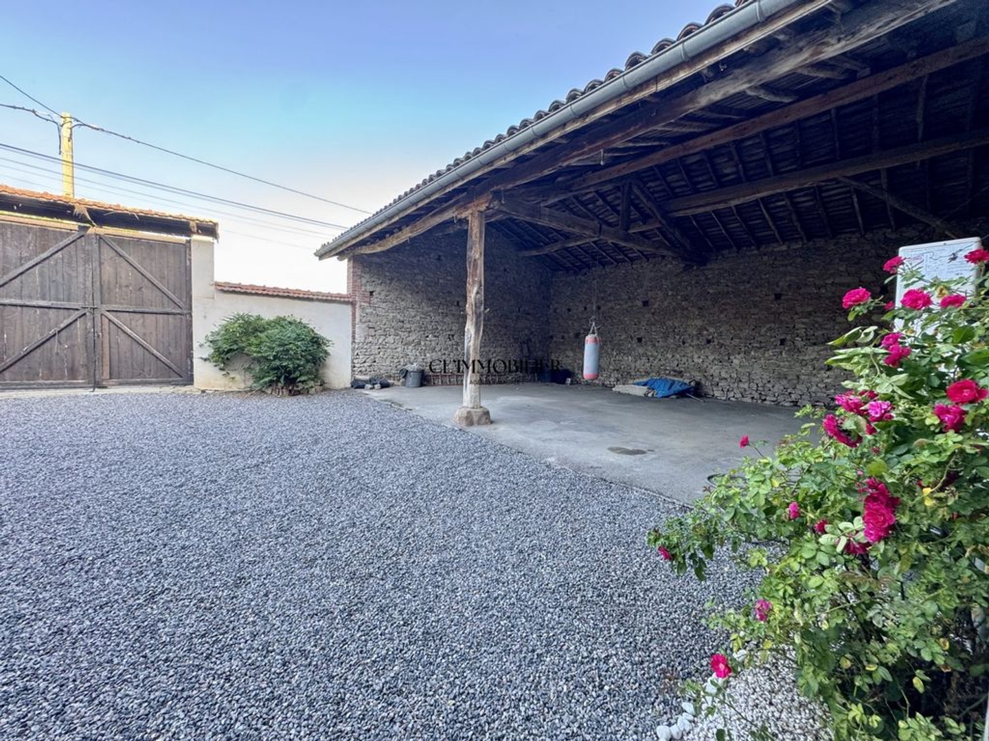 Maison à vendre - 7 pièces - 360m2 - Saint-Bonnet-Les-... (42330)