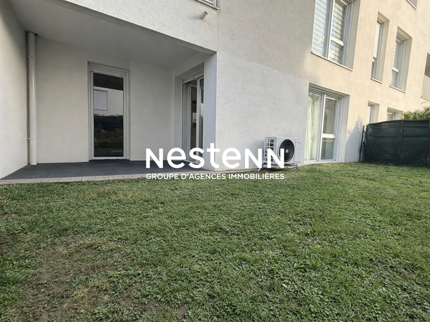 VENISSIEUX - T2 - REZ DE JARDIN - 40,90 m2 - BUS - TRAMWAY - GARE - COMMERCES - AXES ROUTIERS