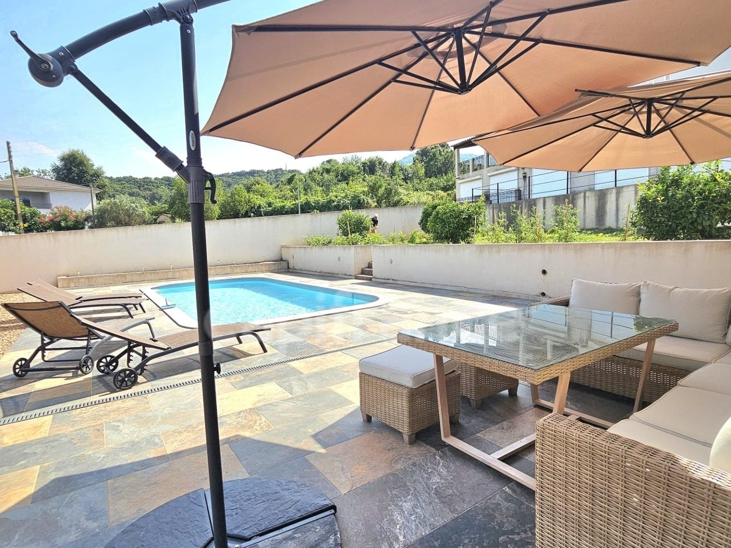 Ensemble immobilier de 368 m2 divisé en 3 habitations, piscine, terrain 1683 m2 à VESCOVATO (Haute Corse)