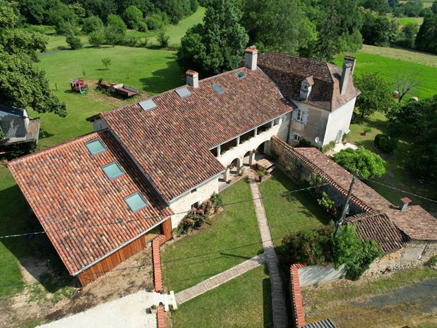 Ensemble immobilier comprenant demeure XVIII hangar et atelier d'exploitation 14 ha de terres