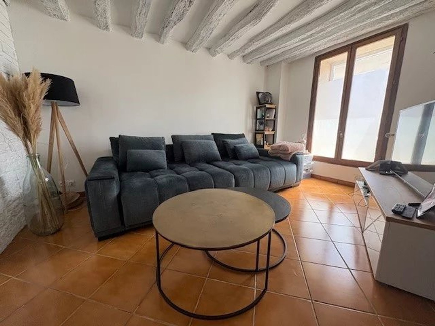 Bâtiment divisé en deux appartements avec deux garages