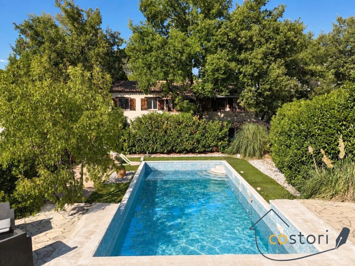 TOURRETTES - Villa avec piscine, dépendance et studio sur 2 8
