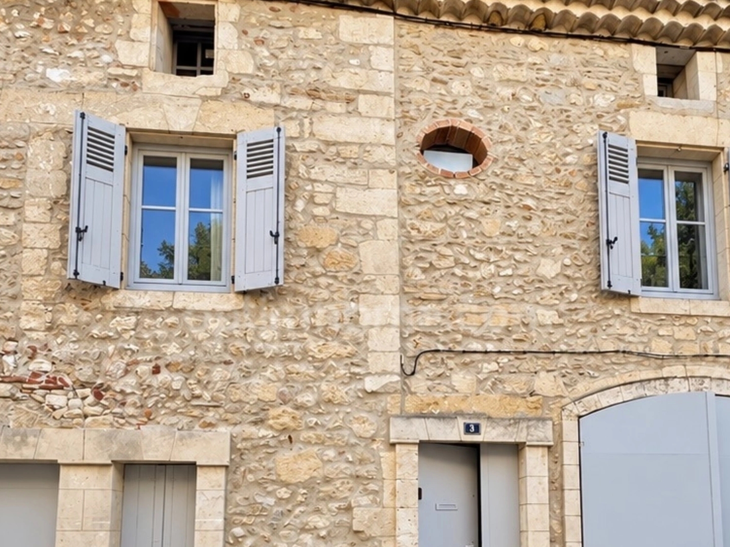 Maison de caractère rénovée + studio indépendant + grand garage/atelier + terrasse Rochefort-du-Gard - Centre historique