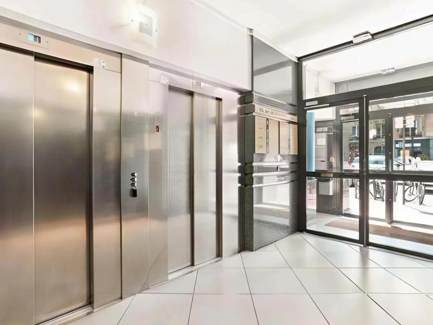 Au sein d'un immeuble tertiaire au pied du métro (Ligne 9 - Station "Billancourt"), Corpimmo vous propose à la vente des bureaux rationnels et climatisés en étage privatif