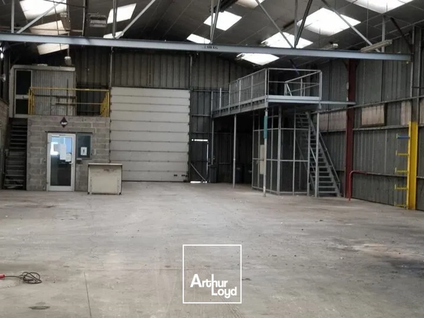 À vendre - Local d'activité de 772 m² avec atelier grande hauteur, bureaux et terrain clos