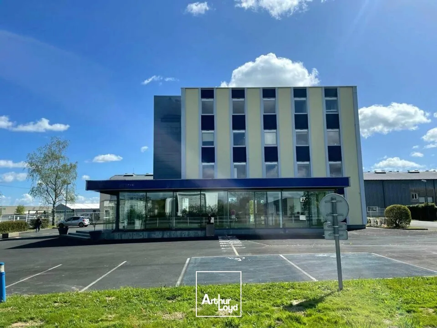 À VENDRE - IMMEUBLE DE BUREAUX DE 960 M² - FORTE VISIBILITÉ SUR AXE TRÈS PASSANT - NORD LA ROCHE-SUR-YON