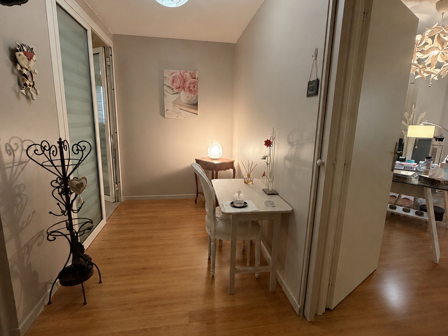 Local professionnel de 3 bureaux avec salle d'attente et place de parking