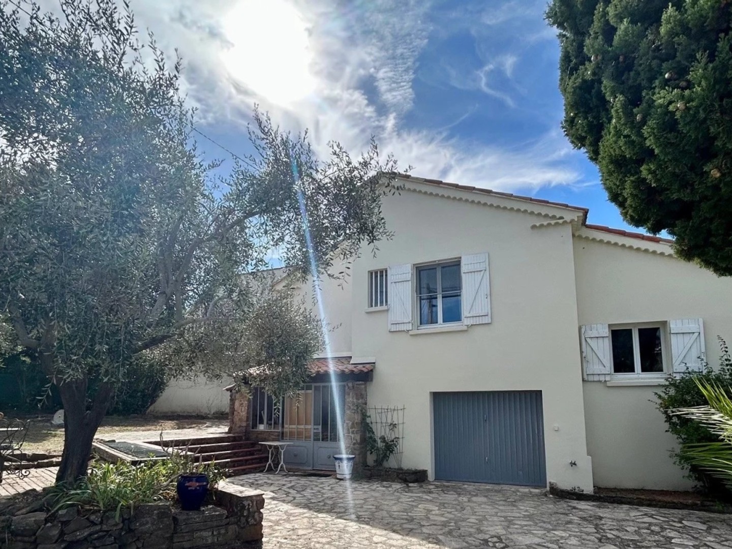 En exclusivité belle maison au calme sur un beau terrain arboré avec piscine et garages