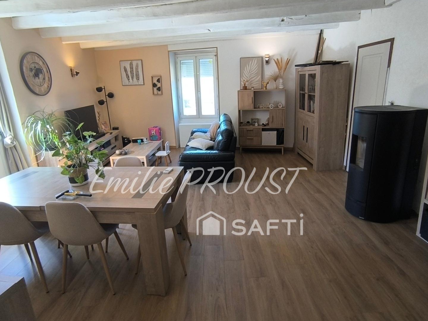 Maison de charme avec 3 chambres et beaux espaces aménageables.