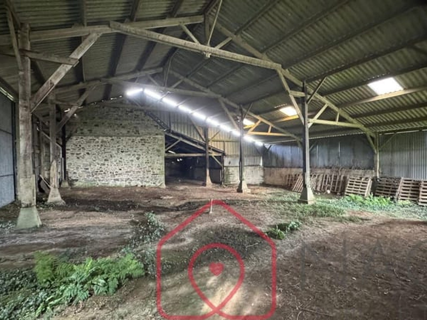 Disponible chez NAOS immobilier Pontivy: Ensemble de bâtiments agricole type hangard sur la commune de Noyal-Pontivy