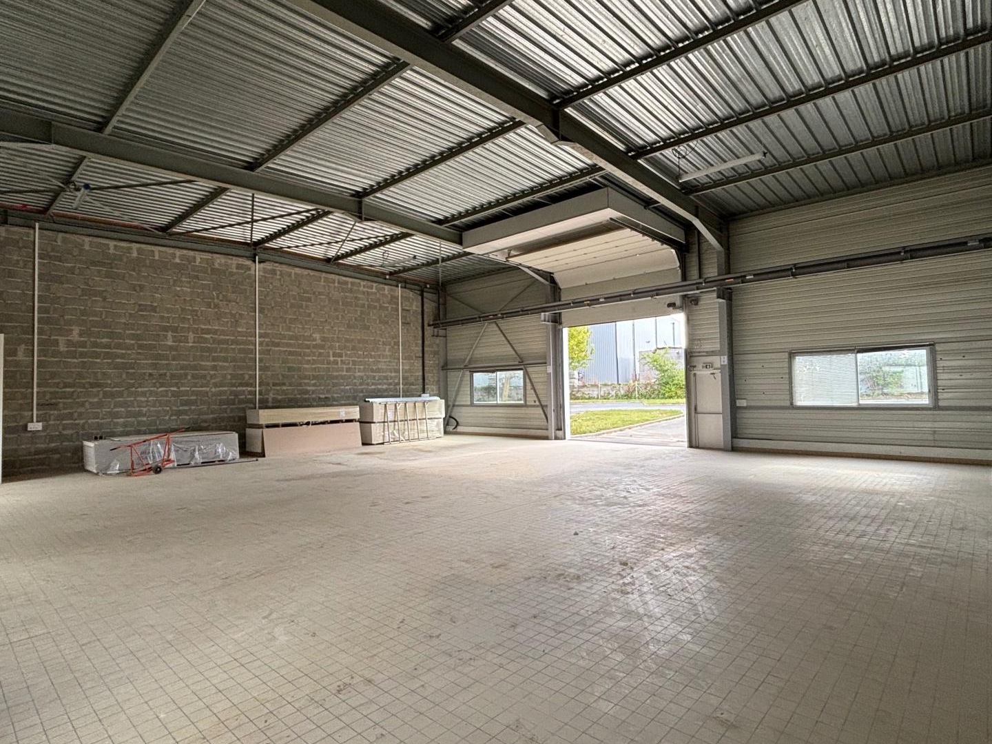 Locaux à vendre - 1 pièce - 239m2 - Douvres-La-Délivr... (14440)