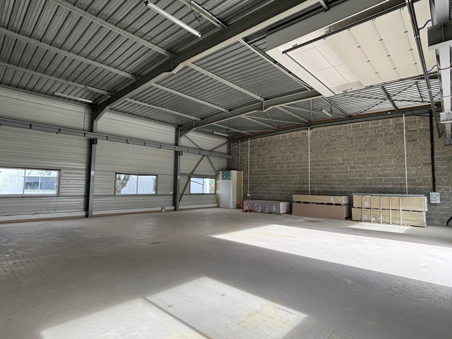 Locaux à vendre - 1 pièce - 239m2 - Douvres-La-Délivr... (14440)