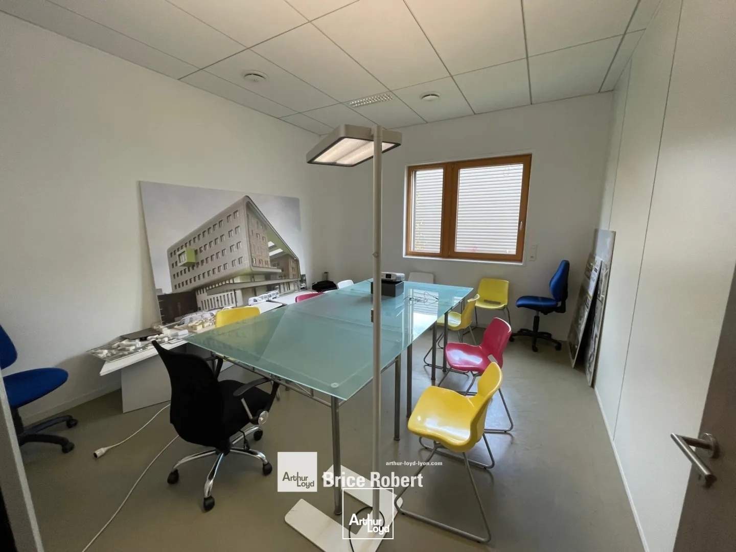 Bureaux à vendre - 2 pièces - 203m2 - Saint-Priest (69800)