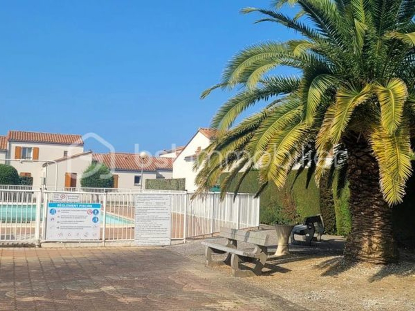 APPARTEMENT 3 PIECES, JARDIN, PISCINE ET PARKING