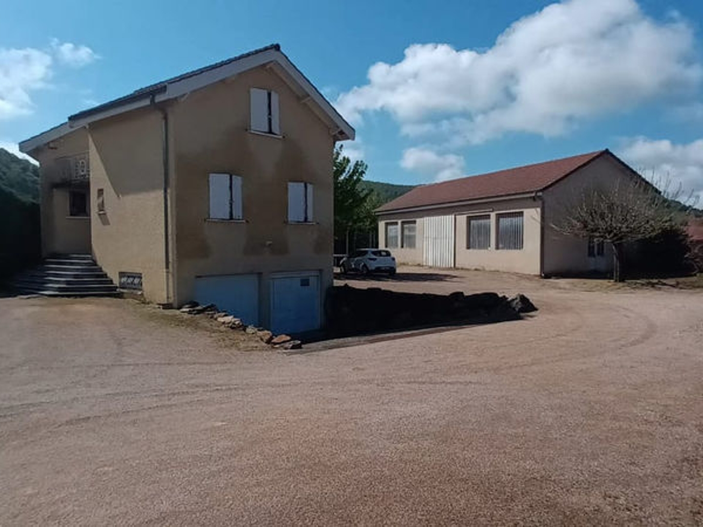 2 MN CENTRE CREMIEU VILLA AVEC DEPENDANCE SUR 2138 M2 DE TERRAIN