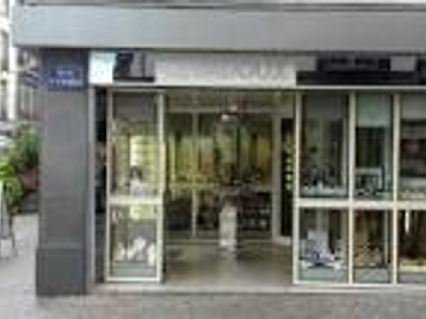 Local commercial 1 pièce 107 m²